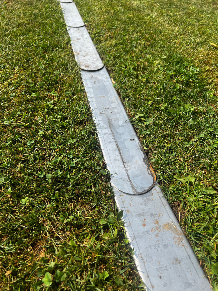 Rasenkantemetall im Garten verlegt