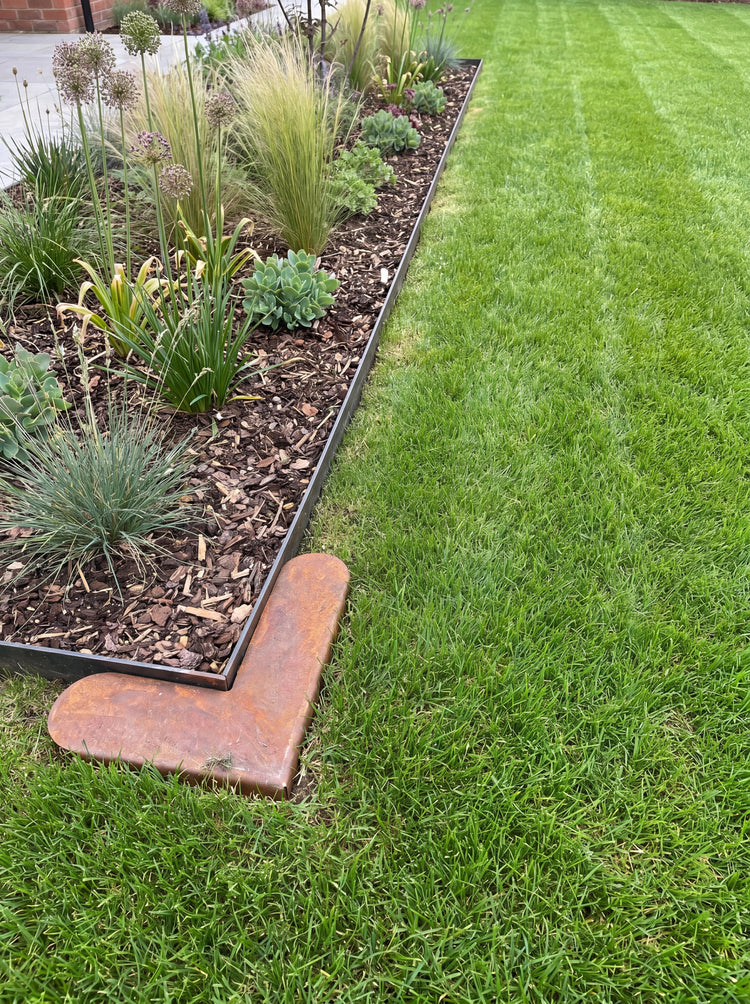 Rasenkante Eckstück| Cortenstahl | Garten Beetumrandung | Mähroboterfreundlich